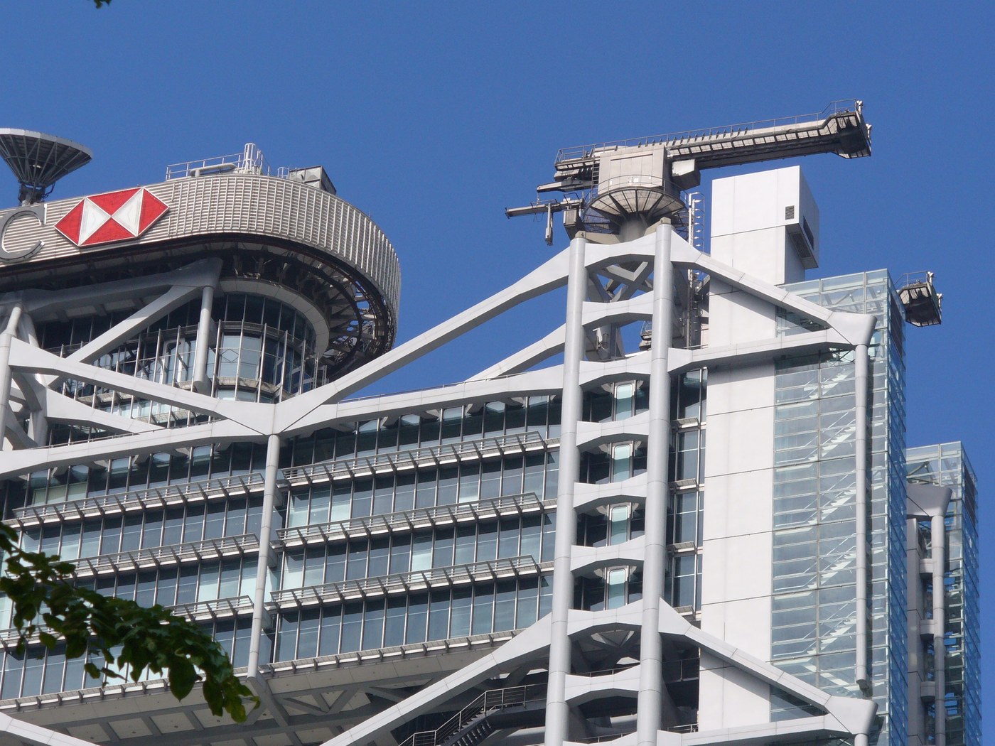 HSBC 본점 옥상의 풍수 대포 모양 크레인